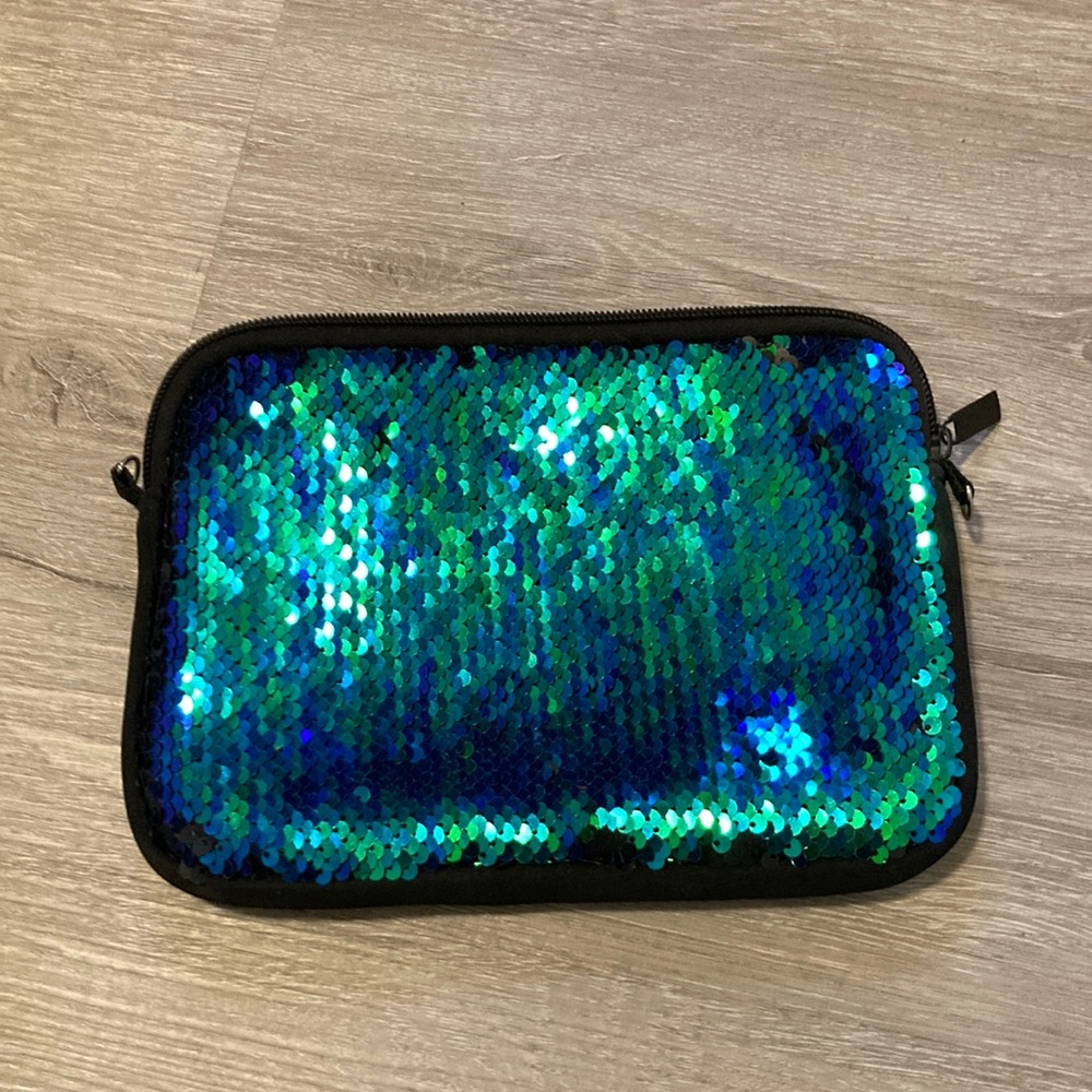 Reversible sequence makeup bag